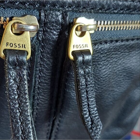 Fossil Black Leather Crossbody Multiple Zippered Compartments - Picture 6 of 10